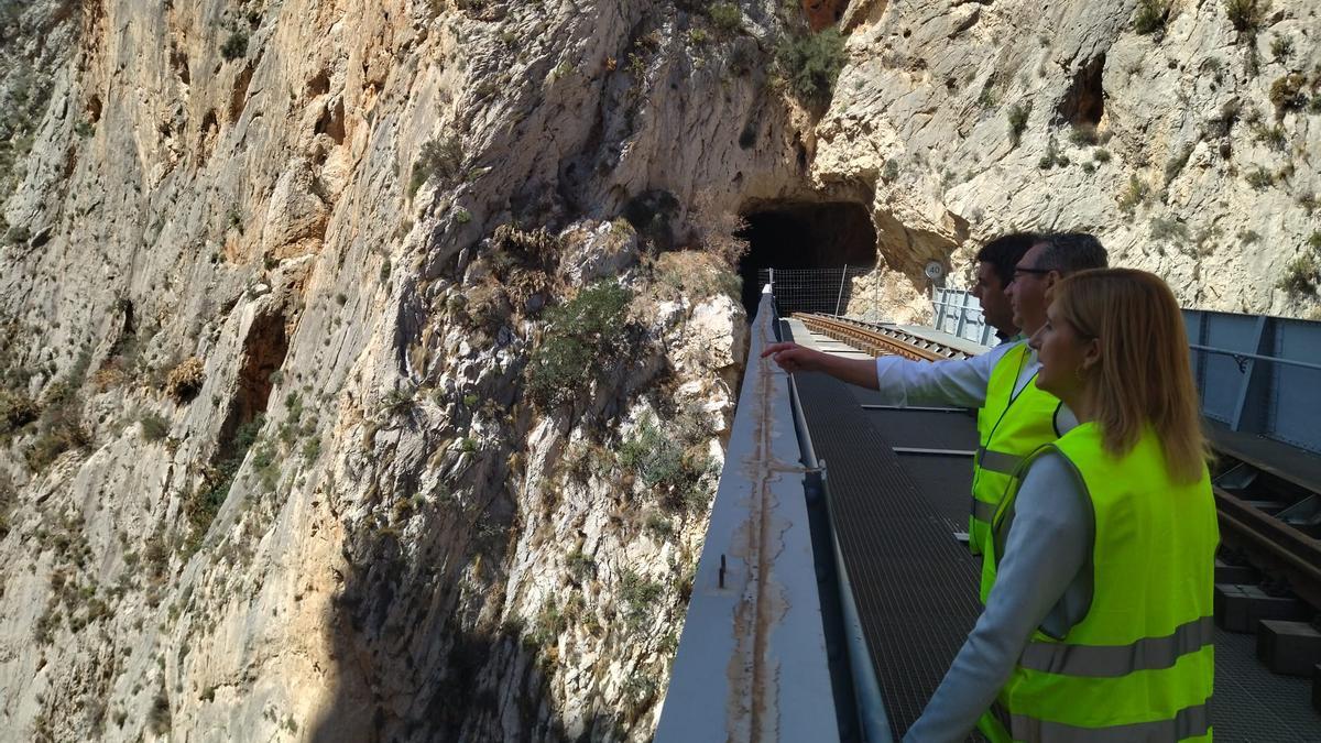 La consellera de Infraestructuras, el presidente de la Diputación y Mazón, en el puente del Mascarat