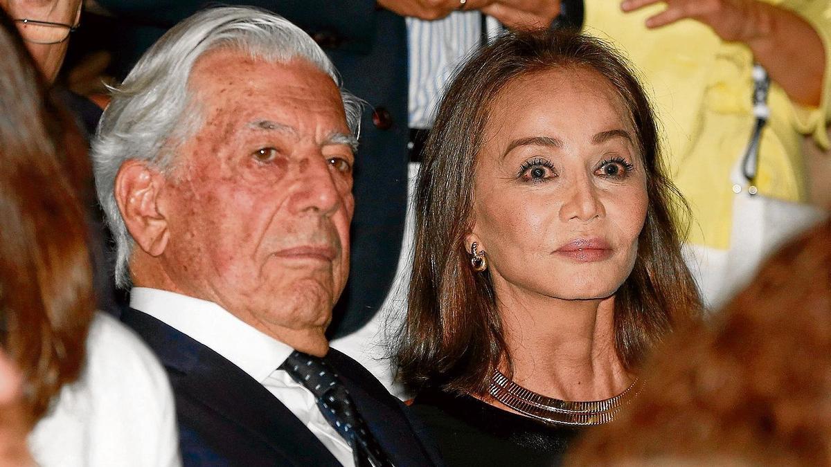 El escritor Mario Vargas Llosa y su entonces pareja, Isabel Preysler, en la inauguración de la temporada en el Teatro Real.