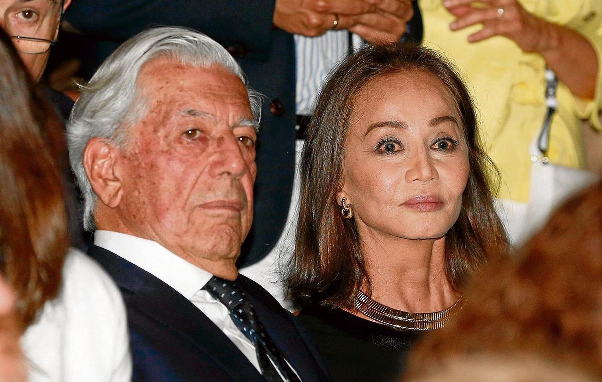 El escritor Mario Vargas Llosa y su entonces pareja, Isabel Preysler, en la inauguración de la temporada en el Teatro Real.
