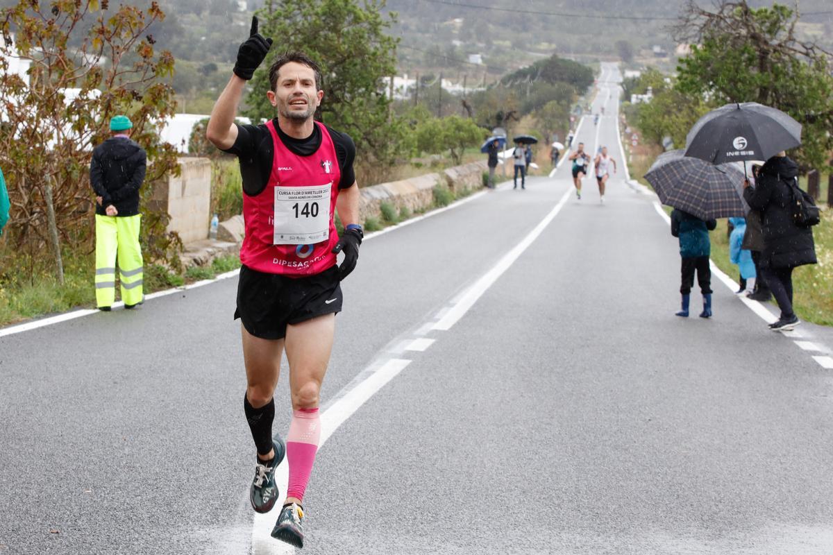Las imágenes de la Cursa popular Flor d'Ametller en Ibiza