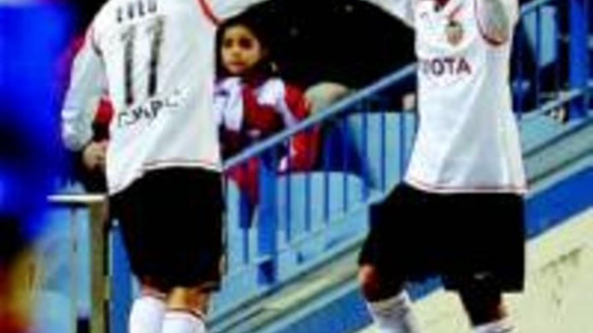 Los valencianista Banega (izquierda) y Mata celebran el segundo gol.