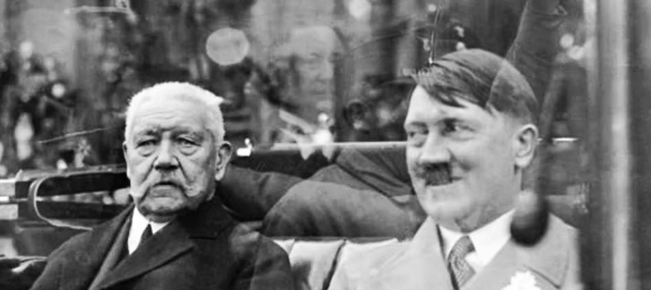 El Presidente Paul von Hindenburg y el Canciller Adolf Hitler en 1933.