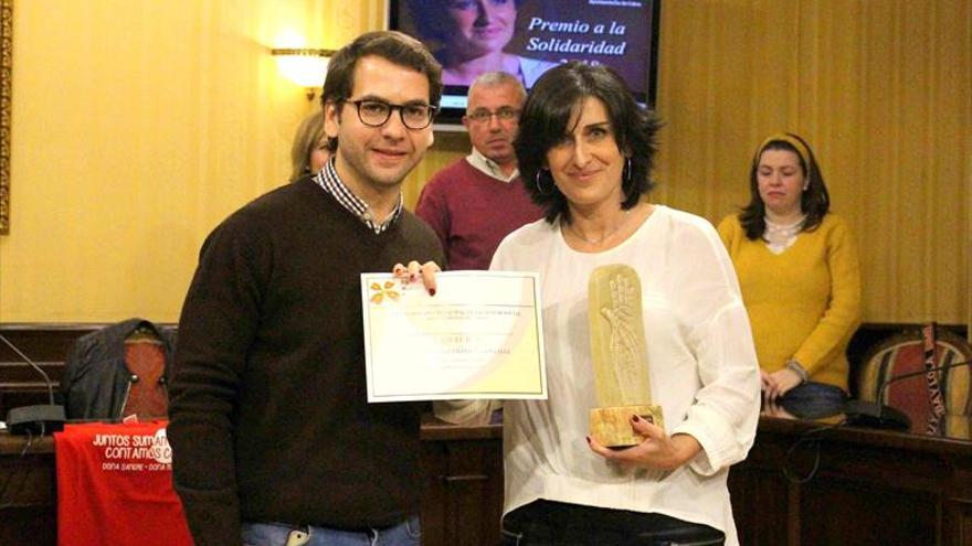 Una maestra de Cabra gana el Premio a la Solidaridad y lo dona a una asociación