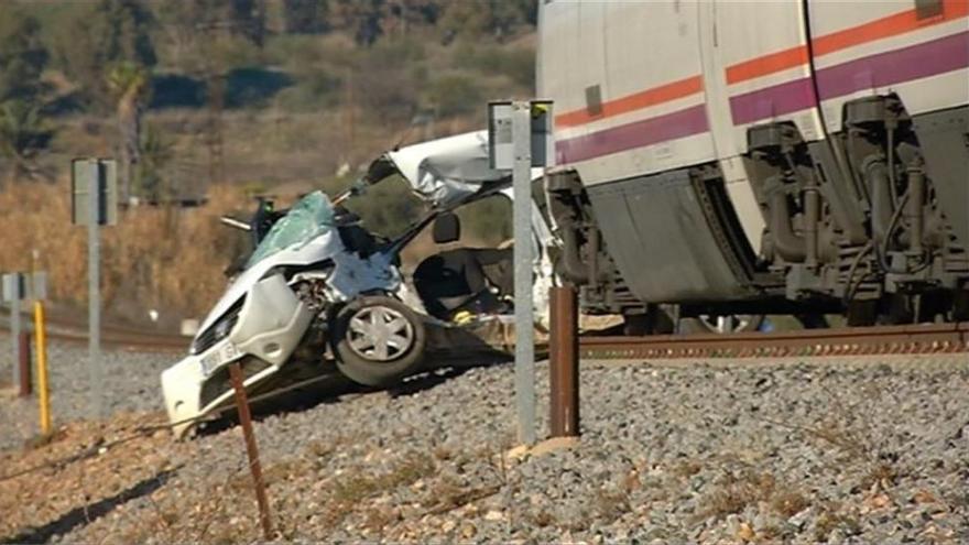 Un fallecido al ser arrollado su coche por un tren en un paso a nivel en Calamonte