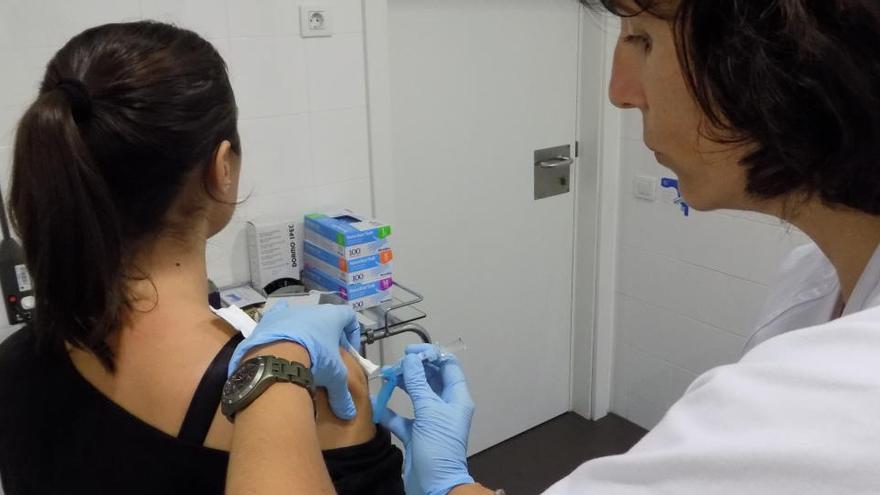 Una pacient  del CAP Bages rebent  la vacuna contra la grip l&#039;any 2018