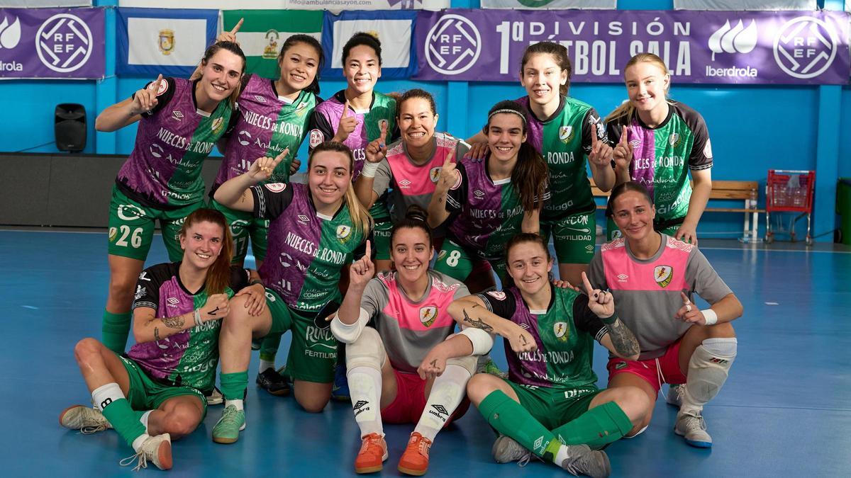 La plantilla del Nueces de Ronda Atlético Torcal celebra la permanencia.