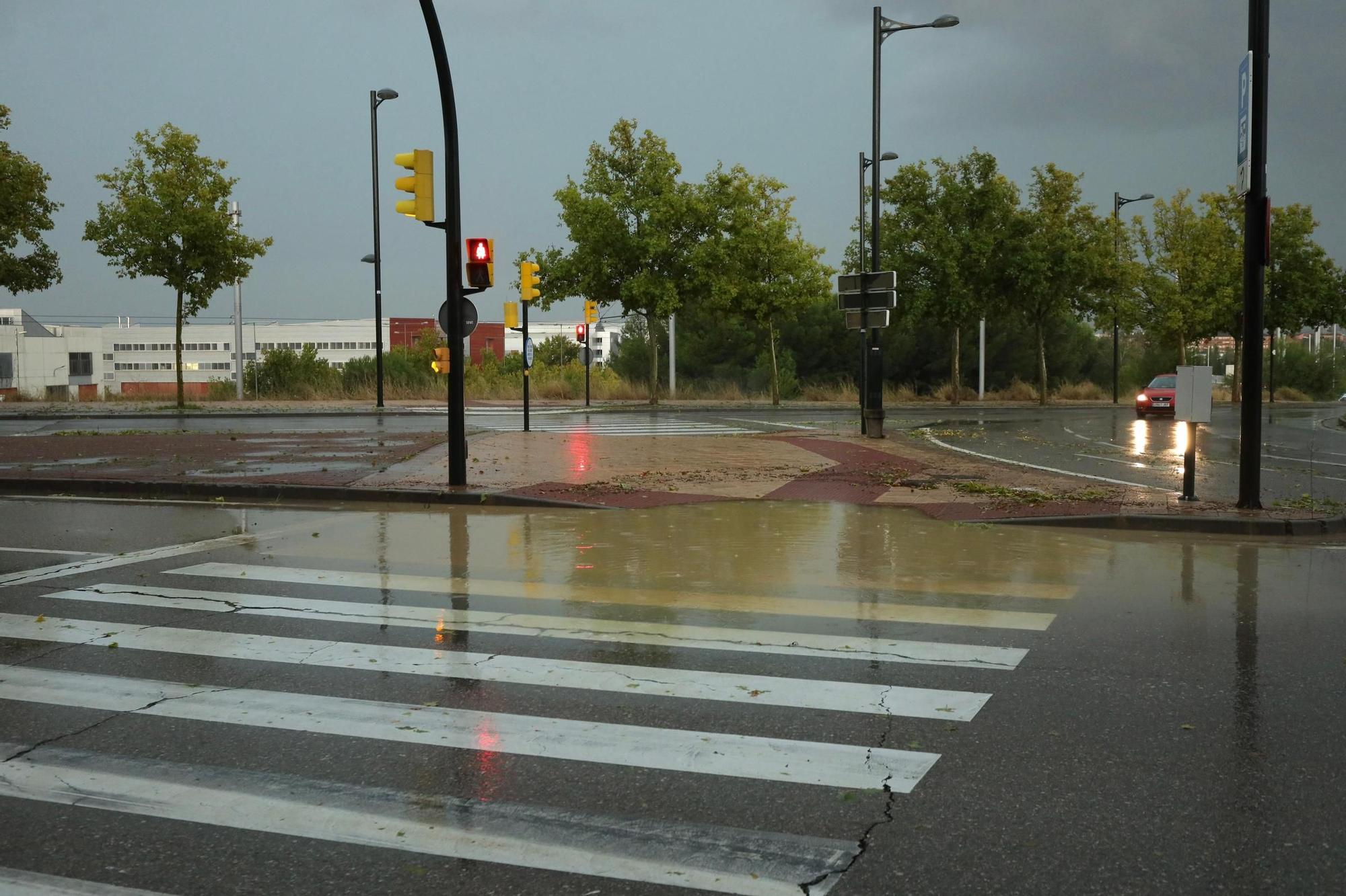 En imágenes I La lluvia anega varias calles de Zaragoza y obliga a intervenir a los bomberos