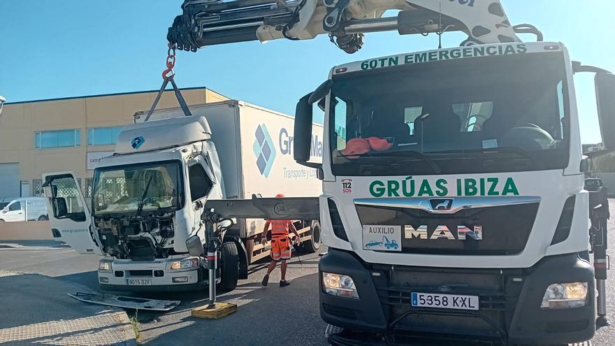 Accidente entre un camión y una autogrúa en Ibiza