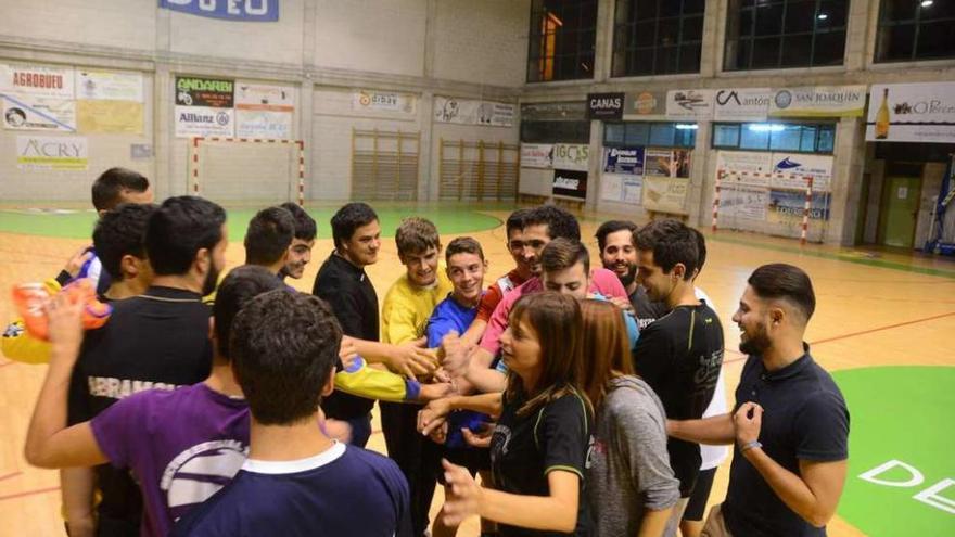 Irene Vilaboa junto a sus pupilos durante un entrenamiento. // Gonzalo Núñez