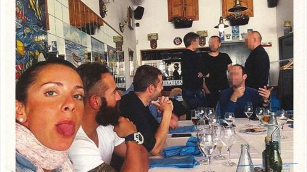 Rosa Peral, en una comida con compañeros, al lado de Albert López.