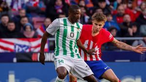 William Carvalho en una acción de partido contra el Atlético de Madrid