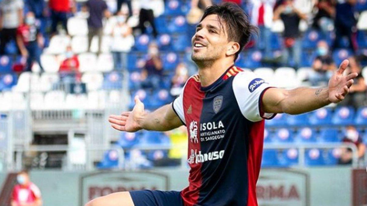 Giovanni Siemeone celebrando un gol con el Cagliari, con quien ya lleva cinco esta temporada