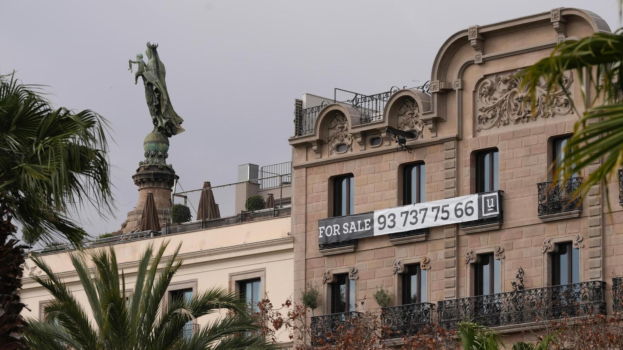 Un anuncio en la Casa Condeminas, en el paseo Colón, donde los pisos cuestán más de 1,5 millones.