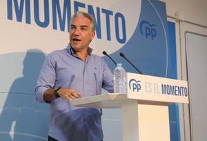 El coordinador general del Partido Popular, Elías Bendodo, ha pedido este sábado al presidente en funciones Pedro Sánchez que deje de marear la perdiz y aclare si una ley de amnistía y un referéndum vinculante en Cataluña están sobre la mesa para lograr la investidura. Durante una rueda de prensa en Málaga.