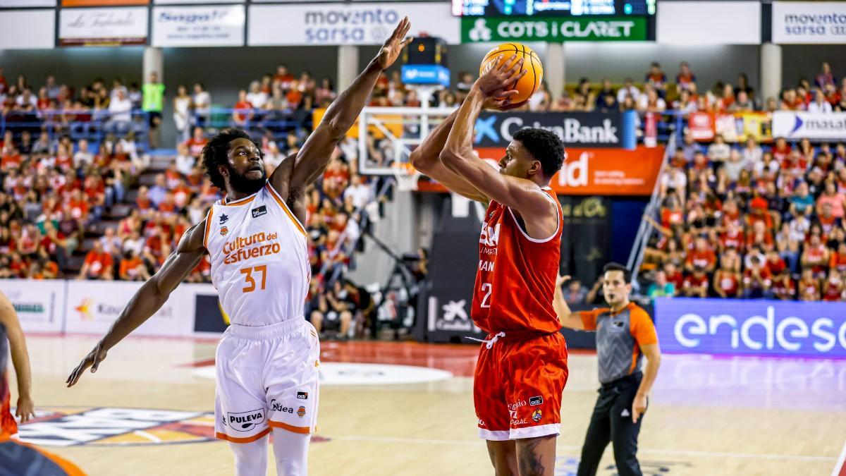 Derrick Alston Jr., ante Semi Ojeleye en un Baxi Manresa - Valencia Basket
