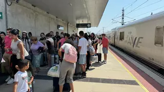 Suspendidos todos los trenes entre Madrid y Galicia por los incendios en Orense y Sanabria