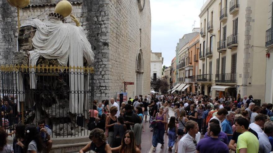 Cues a les portes del Teatre Museu-Dalí aquest estiu