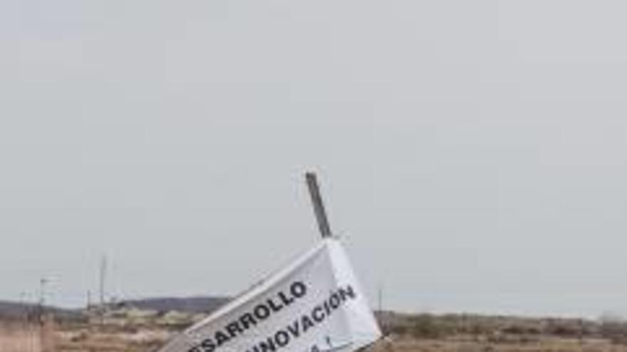 Los carteles colocados por vecinos en Rabasa hace unos meses están destrozados.