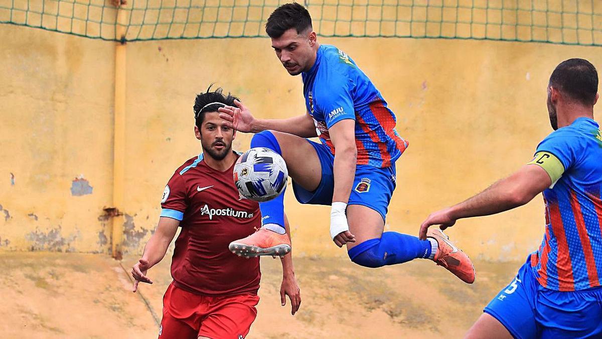 Un jugador de la SFC Minerva controla el balón ante la presión de un rival. | JUAN CABALLERO