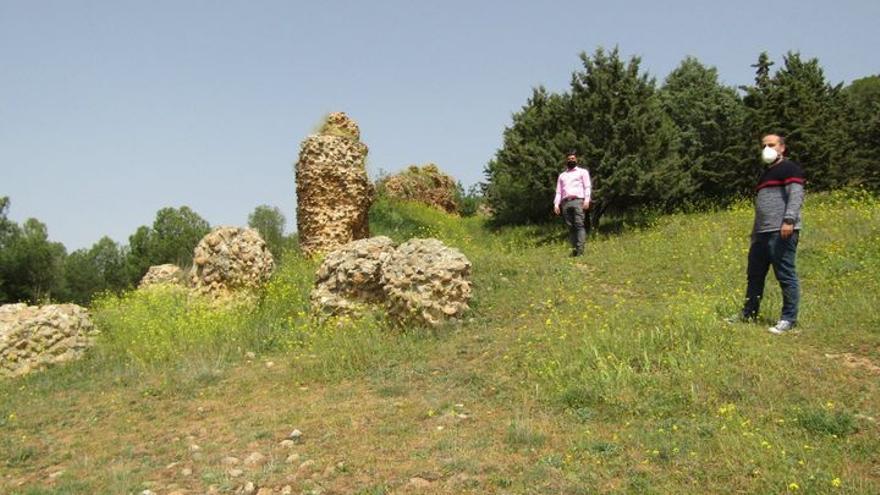 El alcalde de Belver de los Montes, Óscar Marzo, con el portavoz del PSOE en la Diputación Provincial, Eduardo Folgado, en la visita a los restos de la muralla