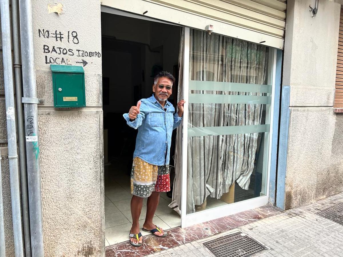Felipe Atilano, frente a su domicilio, un antiguo local comercial en Palma.