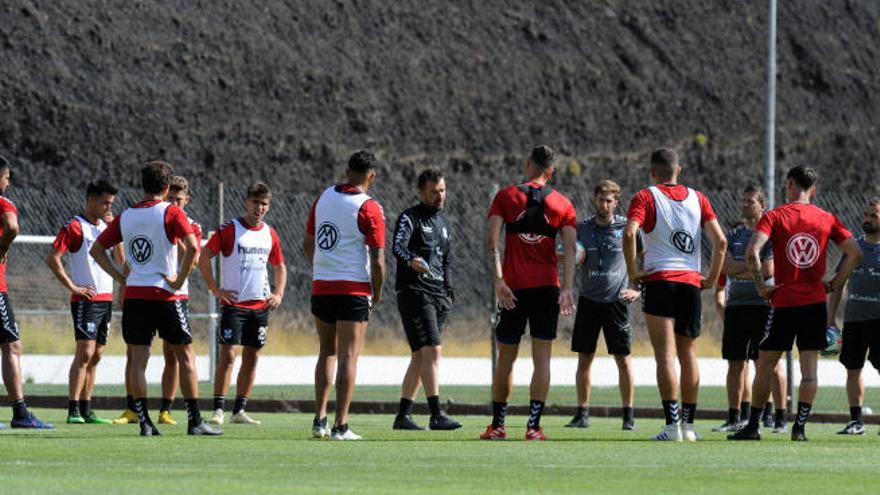 López Garai, ayer, dirigiéndose al grupo durante la sesión en El Mundialito. El entrenador debuta hoy en el banquillo del Tenerife.