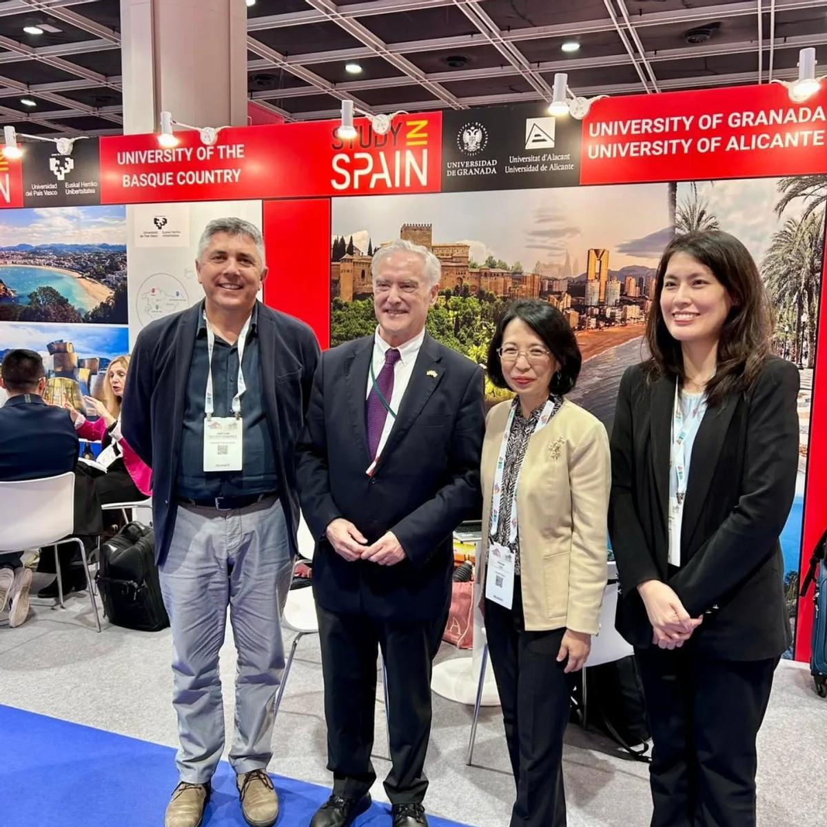 La UA, representada por el director del Secretariado de Movilidad, José Luis Oliver, acaba de regresar de la feria de universidades de Asia-Pacífico