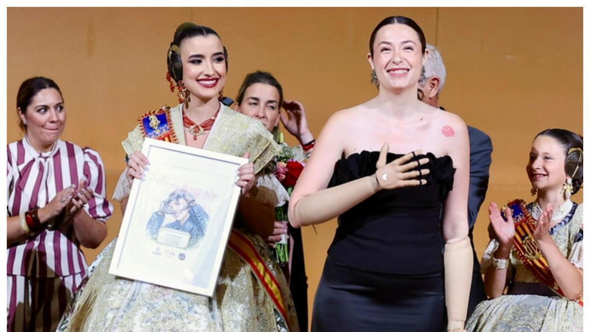 El ejemplo de la «Fallera Biónica» emociona en la Gala de la Solidaridad de la JCF