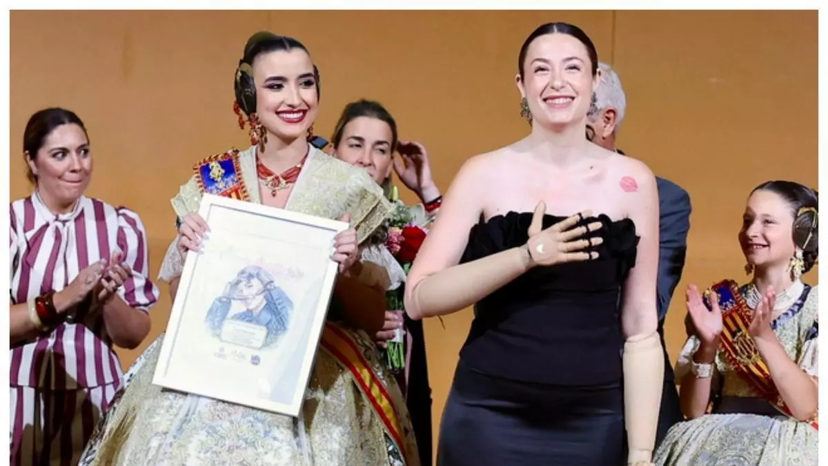 L’exemple de la “fallera biònica” emociona en la Gala de la Solidaritat de la JCF