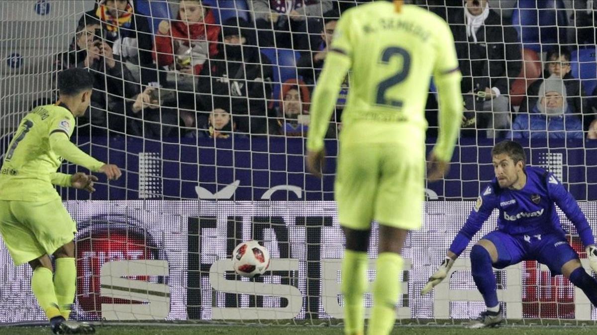 Coutinho marca el gol de penalti al Levante en el tramo final del partido.