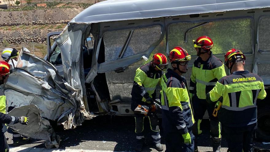 Un camión cargado de lavadoras vuelca en la autopista GC-1