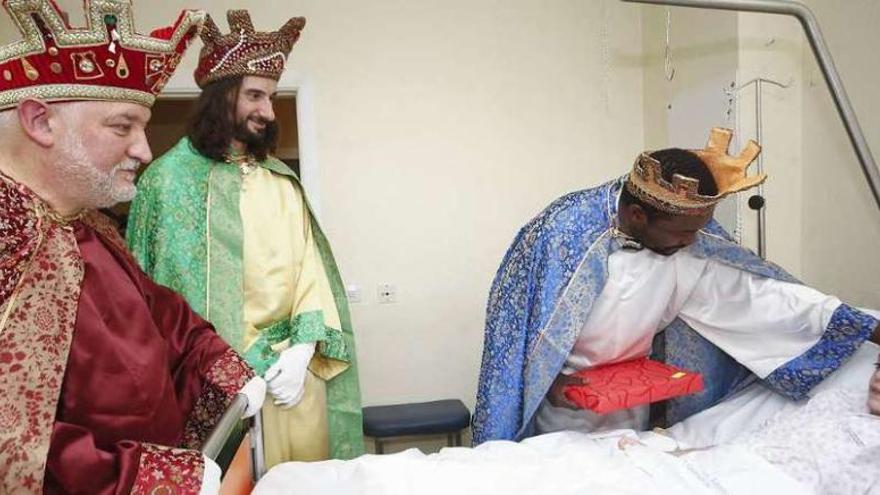 Los Reyes Magos visitan a los niños del Materno