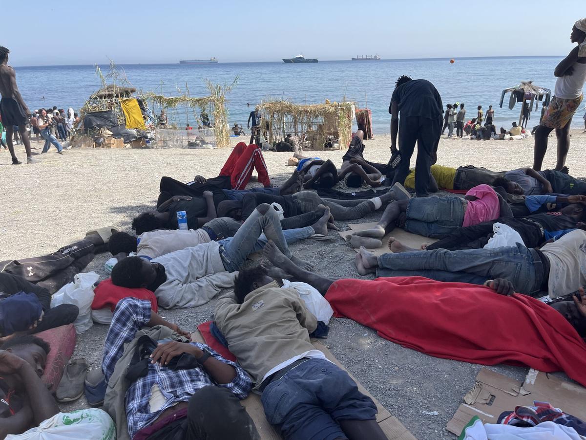 Imagen de archivo (09/08/2026).- Numerosos inmigrantes permanecen en la playa del Trampolín que se ha transformado en un asentamiento desde la entrada masiva registrada a finales de julio en la ciudad Ceuta.  EFE/Reduan