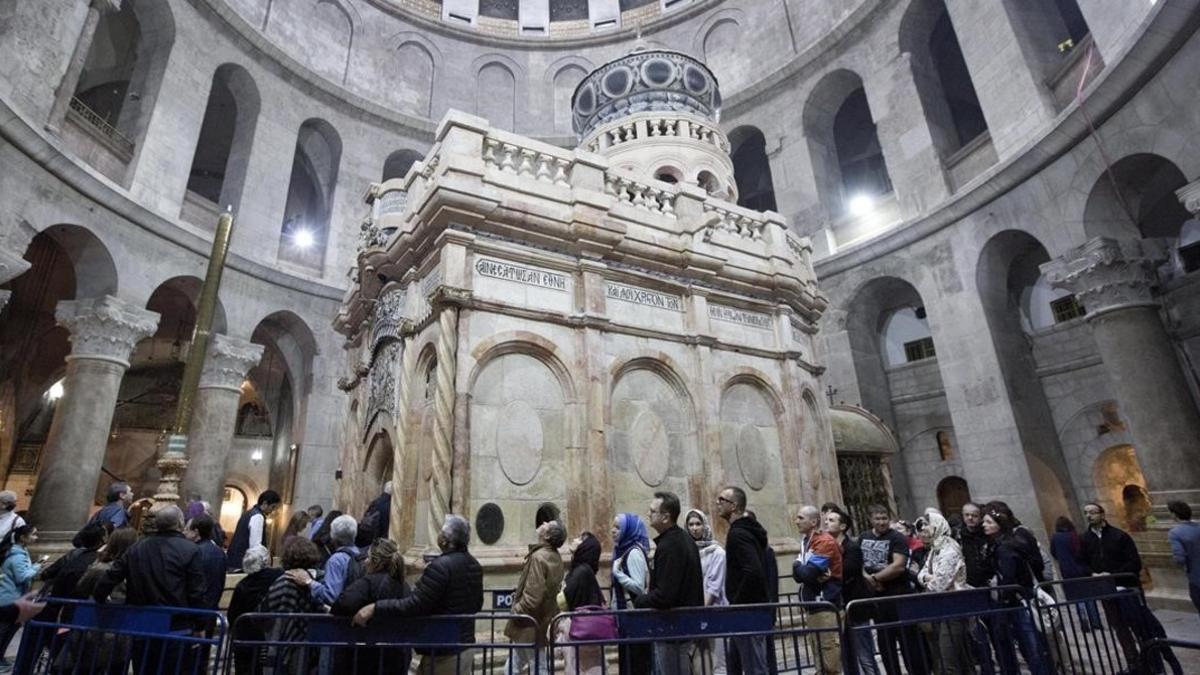 Varias personas visitan la tumba de Jesucristo en la iglesia del Santo Sepulcro, en la Ciudad Vieja de Jerusalén, el 21 de marzo.