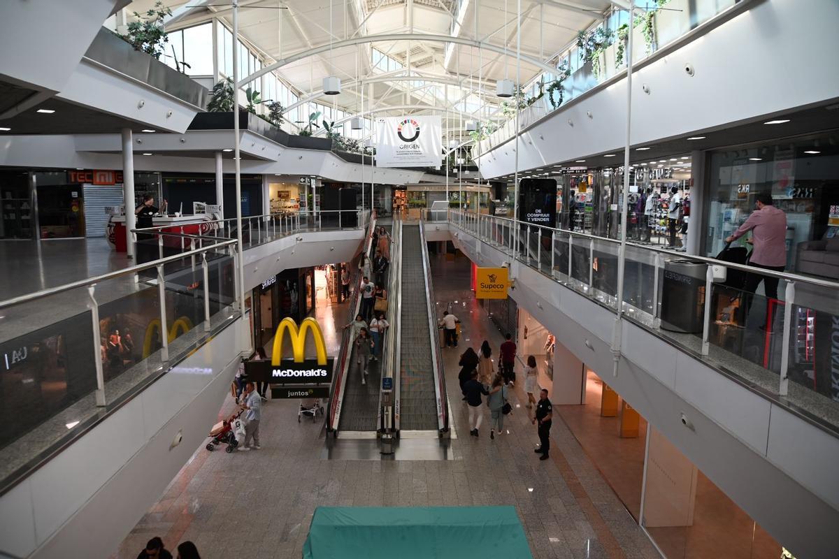 Público, en el centro comercial El Arcángel este domingo.