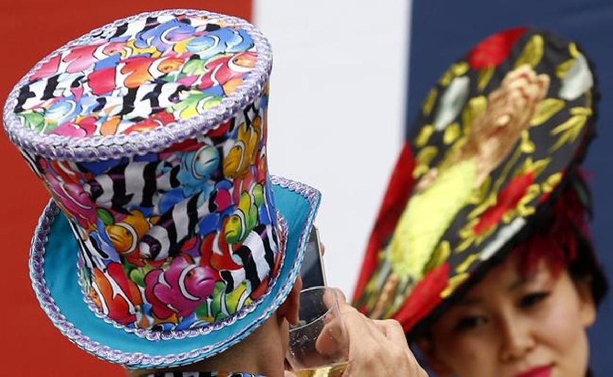 Un dels barrets de copa que més han cridat l’atenció aquests dies a Ascot ha estat aquest disseny pintat amb peixos de colors.