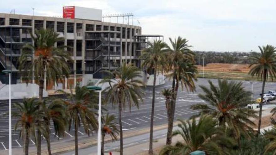 Una vista del estadio Martínez Valero, con parte del aparcamiento que se asfaltó.
