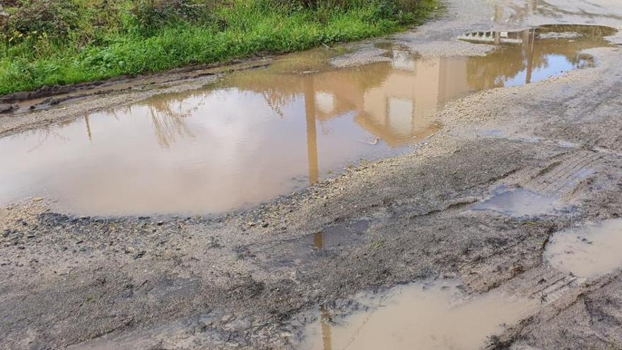 La calle pendiente de urbanizar, en días de lluvia, hace unas semanas.