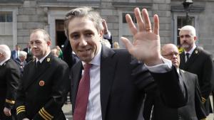 El nuevo primer ministro irlandés, Simon Harris, tras ser elegido en el Parlamento, este martes en Dublín.