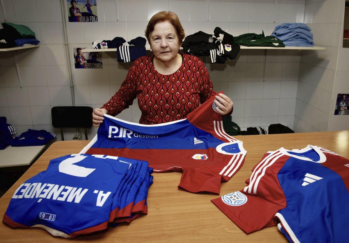 Mari, en la zona de  lavandería de Ganzábal, doblando camisetas.  | JUAN PLAZA