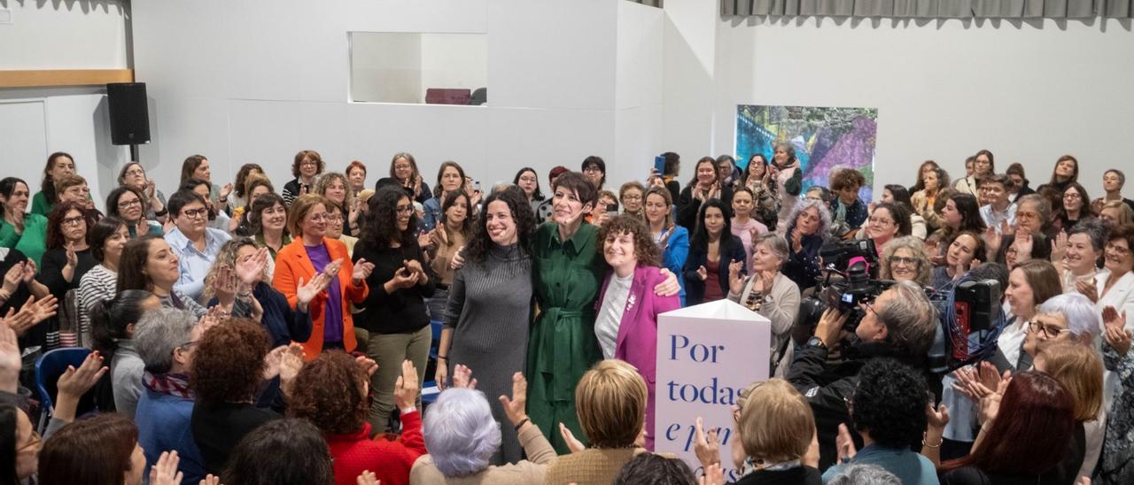 Pontón, en un acto ayer con mujeres en Santiago.