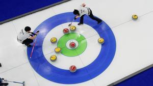 La competició comença amb una apagada de llum