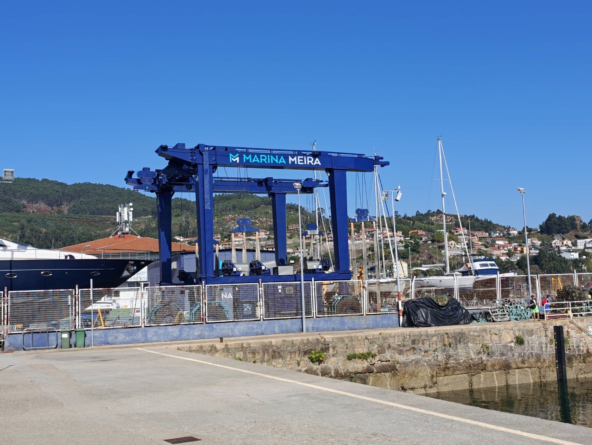 La marina de Meira amplía su foso para barcos de acuicultura