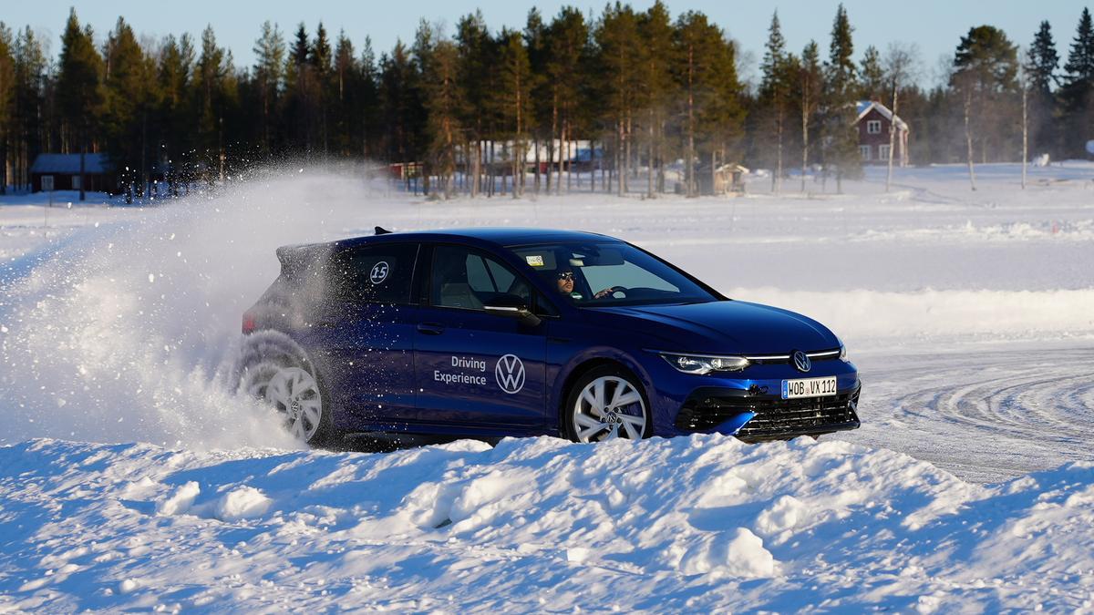 Ponemos a prueba el Golf R en la «R Ice Experience», el curso más exclusivo y extremo del catálogo de formación de Volkswagen