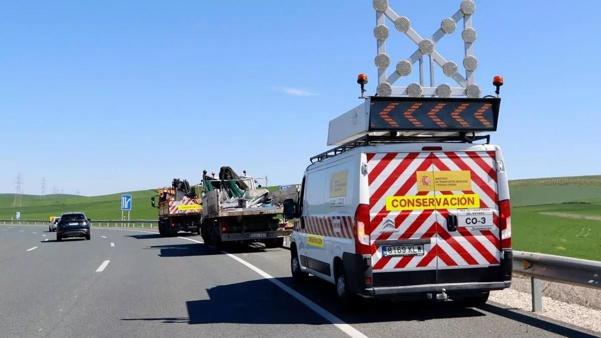 Vehículos del servicio de mantenimiento y conservación de carreteras en un tramo de la autovía A 4 a su paso por la provincia de Córdoba.