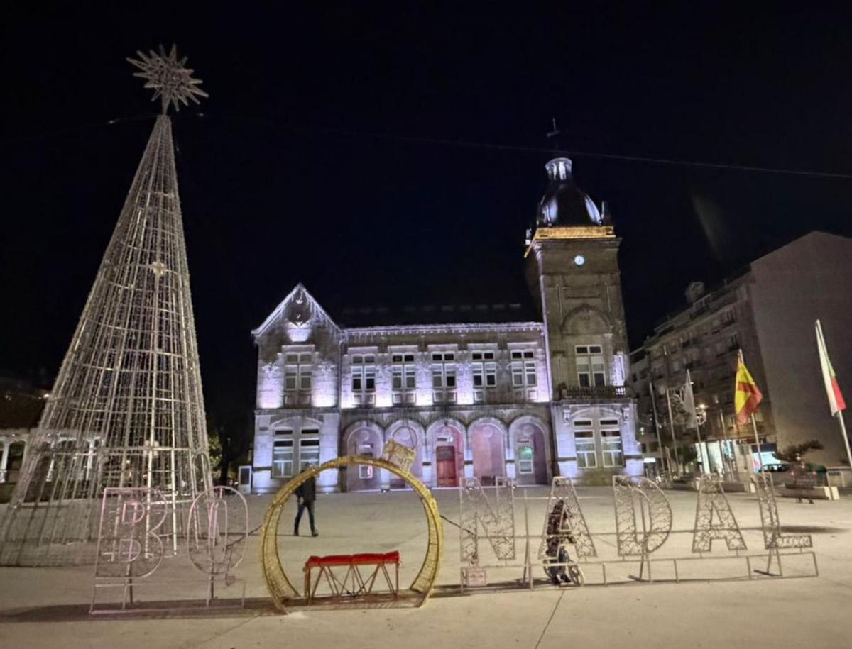 Lalín prepara sus Aldeas de Nadal y un pino preside la Praza do Concello de A Estrada