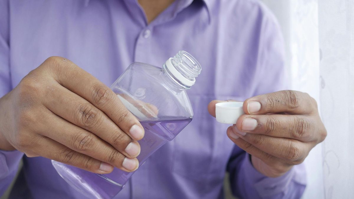 Simón Pardiñas, estomatólogo: "Cuidado con los enjuagues bucales que prometen eliminar el cien por cien de las bacterias; pueden provocar caries"