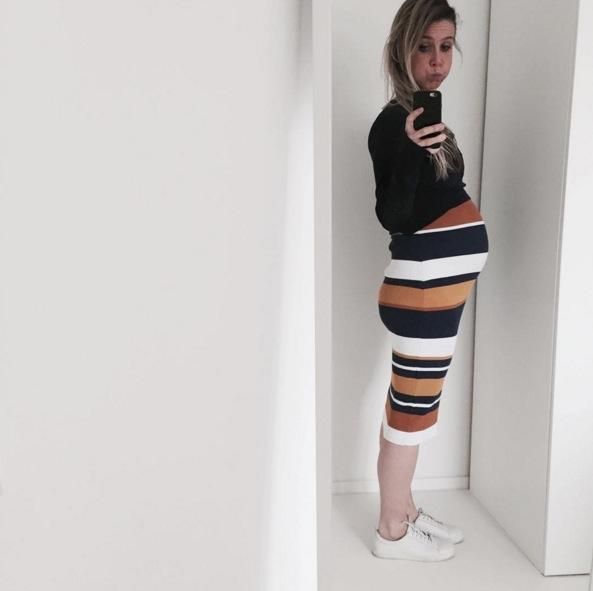 El look premamá de Debbie Hendricks