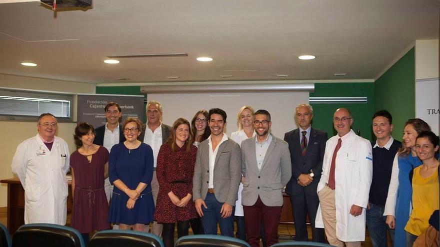 Galardonados y responsables del área sanitaria del Nalón, tras la entrega de premios.