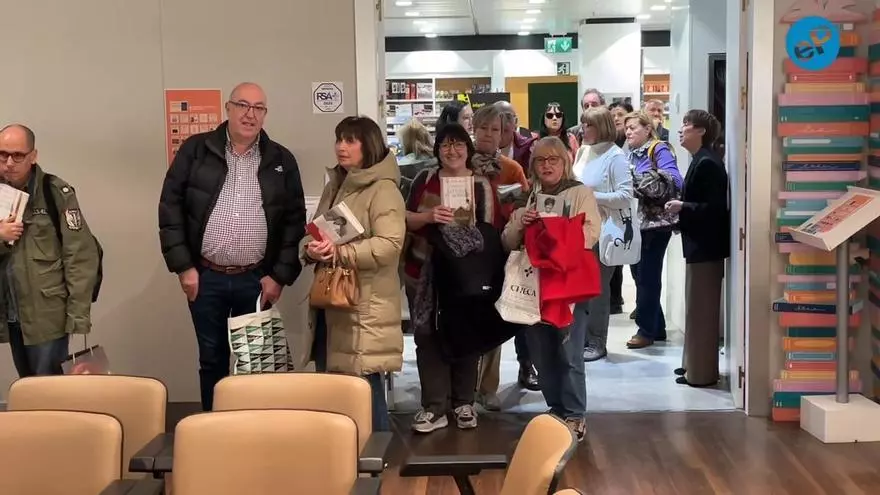 Sonsoles Ónega desata pasiones en su firma en Zaragoza